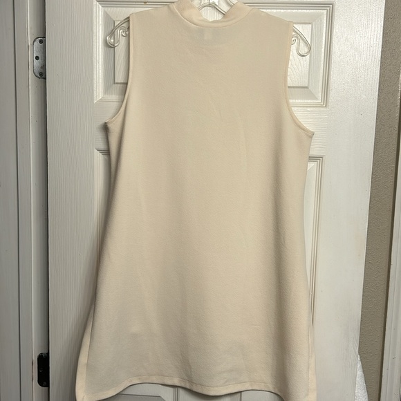 ALFANI cream colored textured split hem tunic. Size Medium. Great condition. - Picture 7 of 8